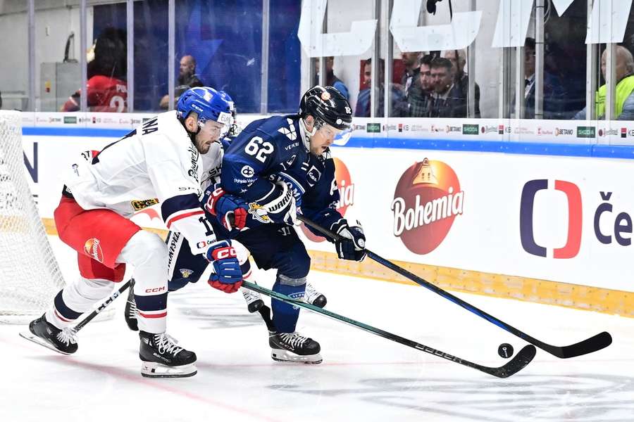 Čeští hokejisté hrají proti Finsku.
