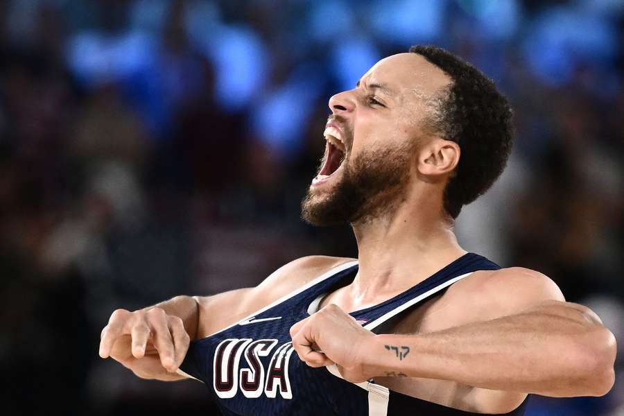 Stephen Curry foi a figura com 24 pontos, um ressalto e cinco assistências