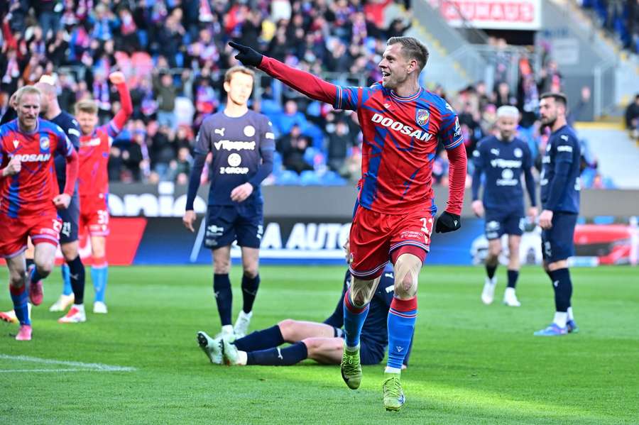 Matěj Vydra slaví gól do sítě Slovácka.
