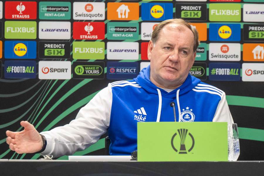 Tréner Weiss svojim hráčom verí a burcuje fanúšikov.