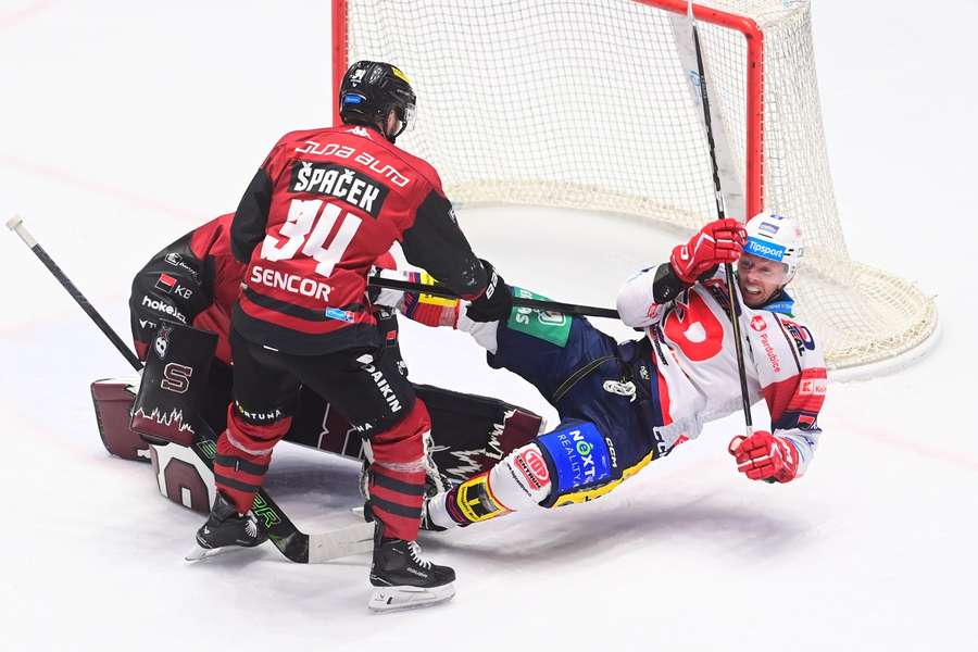 Pardubický Jones padá v souboji před brankou Sparty.