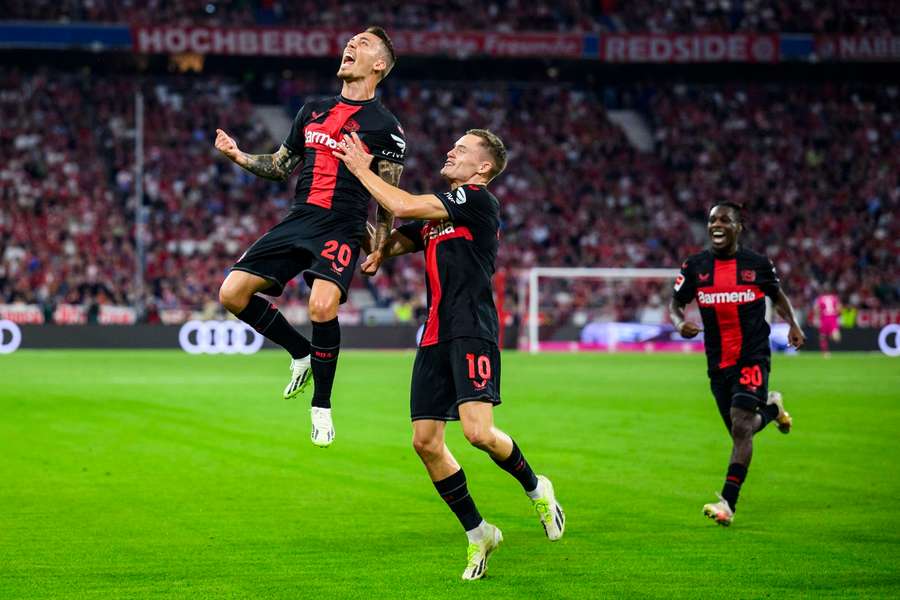 Avec Grimaldo (g.), Wirtz (m.) et Frimpong (d.), trois joueurs de Leverkusen font partie de l'équipe de la saison.