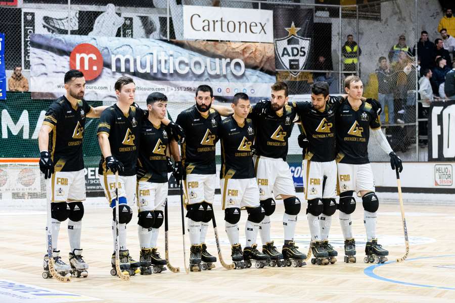 Jogadores da Sanjoanense na disputa por grandes penalidades contra o Valongo