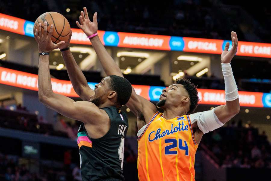 Les Spurs contre Charlotte, la nuit dernière.