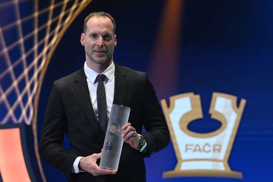Petr Čech převzal ocenění pro nejlepšího z předchozích vítězů ankety Fotbalista roku.