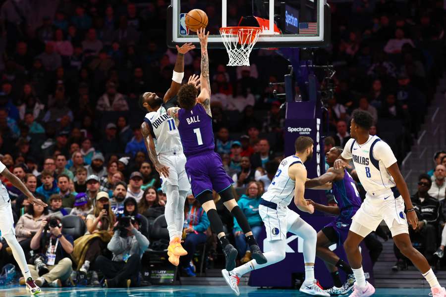 Los Mavericks caen derrotados en Charlotte.