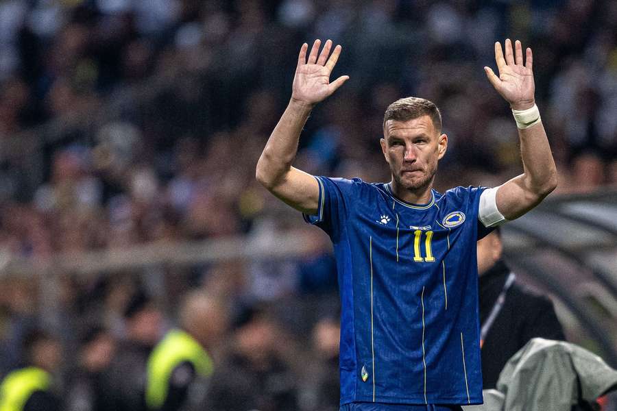 Edin Dzeko verlässt die internationale Fußballbühne. Edin Dzeko verlässt die internationale Fußballbühne.