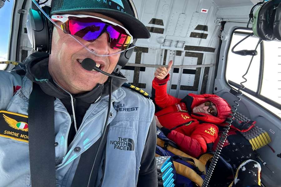 Carlos Soria, en el momento de su evacuación en helicóptero por el también alpinista Simone Moro