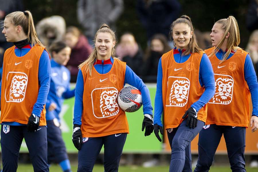 Oranjespeelsters op de training