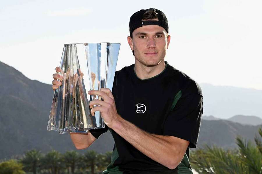 Jack Draper s trofejí pro vítěze turnaje v Indian Wells.