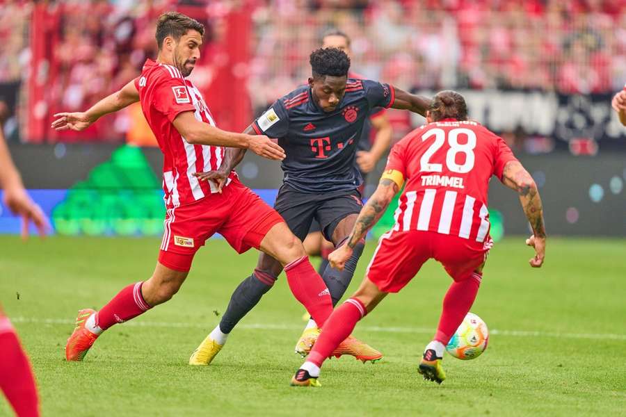 Eine Szene aus dem Hinspiel im September 22: Trimmel und Khedira versuchen, Alphonso Davies vom Ball zu trennen