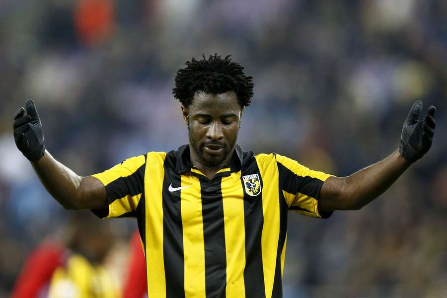 Bony Wilfried v dresu Vitesse. Klub nyní oficiálně přišel o profesionální licenci.