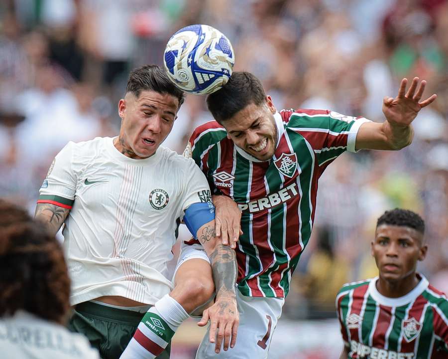 Nonato, do Flu, em disputa de bola pelo alto com Enzo Fernández, do Chelsea Nonato, do Flu, em disputa de bola pelo alto com Enzo Fernández, do Chelsea
