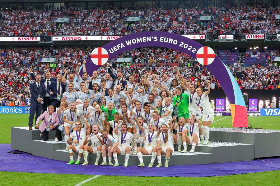 První evropský titul pro Anglii. Fotbalistky před rekordní návštěvou porazily Německo