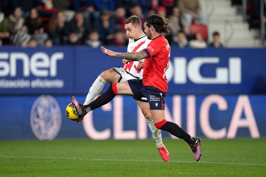 Jorge de Frutos y Juan Cruz pugnan por el balón