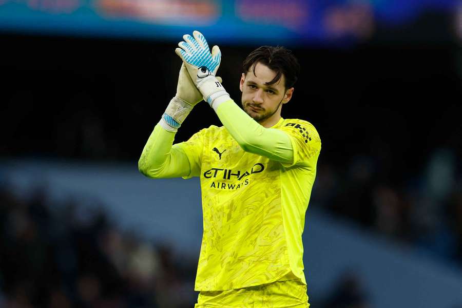 Trafford chytá iba v pohároch. Trafford chytá iba v pohároch.