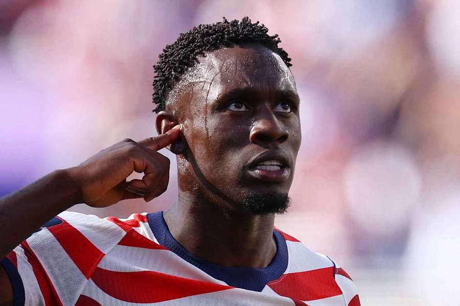 Balogun foi expulso por Raphael Claus no jogo contra a Bósnia Balogun foi expulso por Raphael Claus no jogo contra a Bósnia