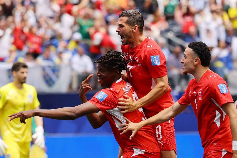 Manzambi celebra su gol con Freuler y Vargas Manzambi celebra su gol con Freuler y Vargas