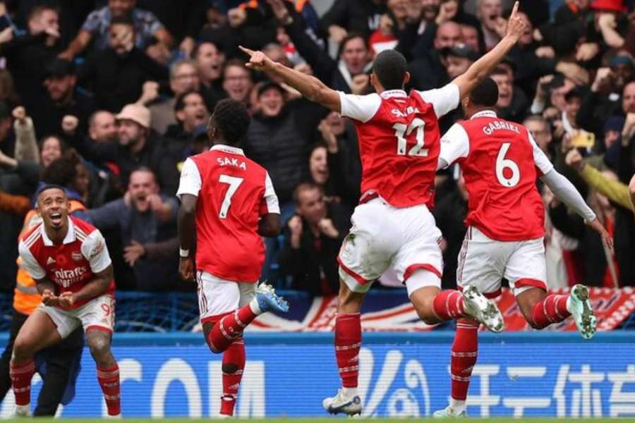 Arsenal return to top of league with statement win over Chelsea