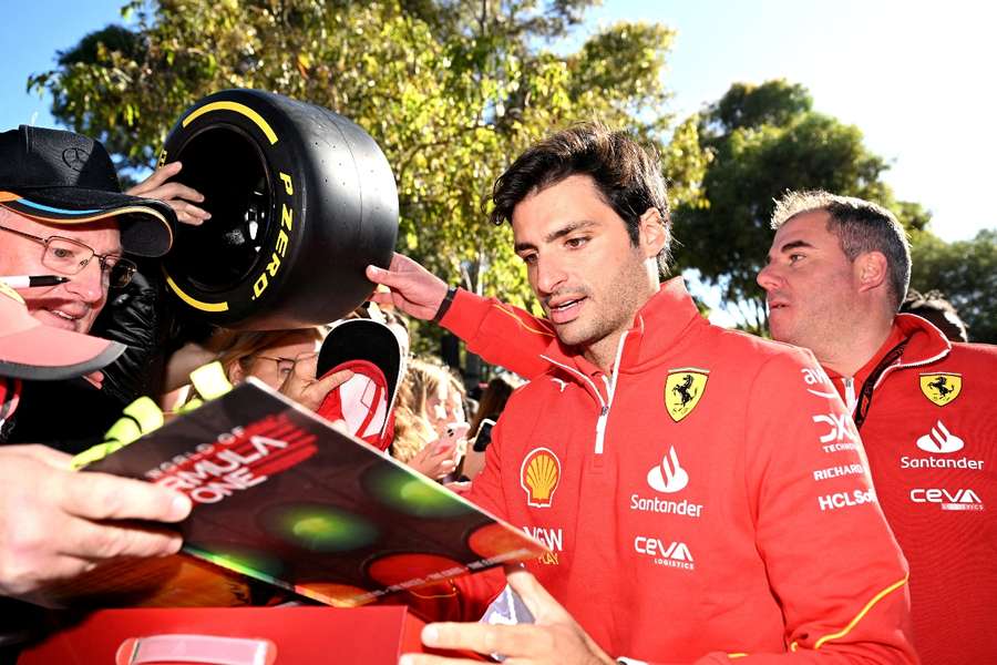 Sainz signs his autograph 