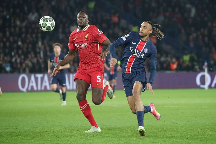 Bradley Barcola, în duel cu Ibrahima Konate Bradley Barcola, în duel cu Ibrahima Konate