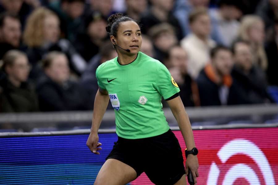 Franca Overtoom is zondag assistent-scheidsrechter bij het duel tussen de vrouwen van Brazilië en Japan