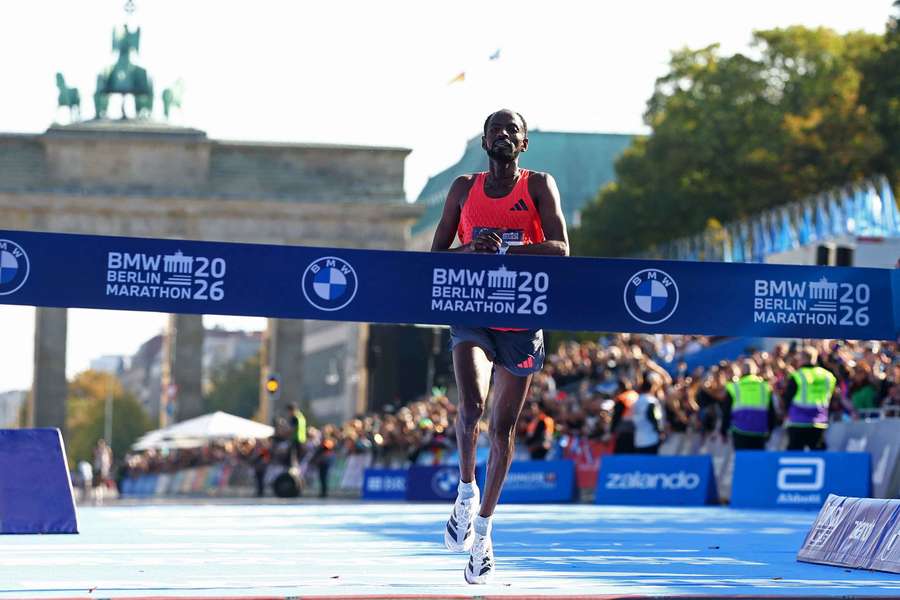 Guye Adola celebrou triunfo na Alemanha