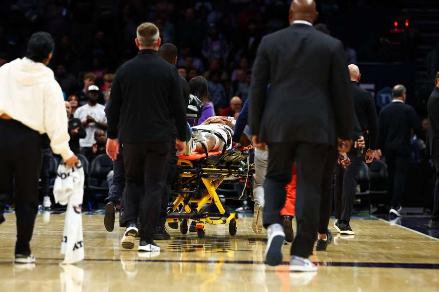 Jaylen Wells foi evacuado numa maca