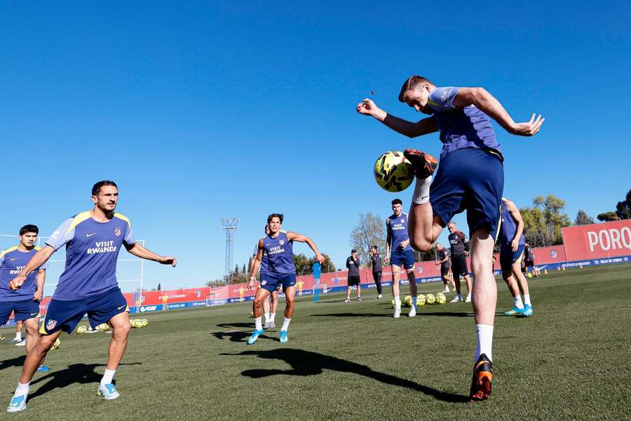 Koke y Sorloth, en primer término durante el entrenamiento del Atlético en la víspera del duelo ante el Barça