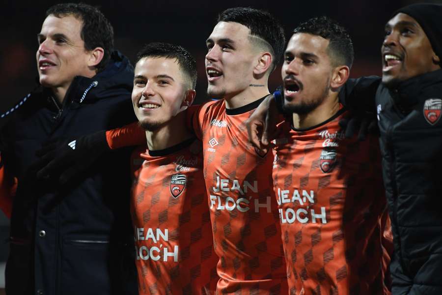 Lorient célèbre avec ses supporters la victoire sur Rennes