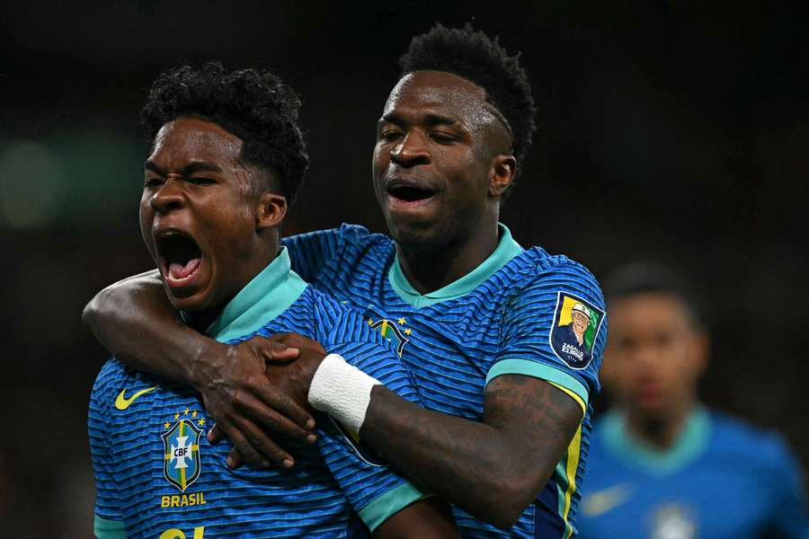 Atacantul brazilian #21 Endrick (dreapta) sărbătorește cu mijlocașul brazilian #07 Vinicius Jr (stânga) după ce a marcat golul de deschidere a meciului