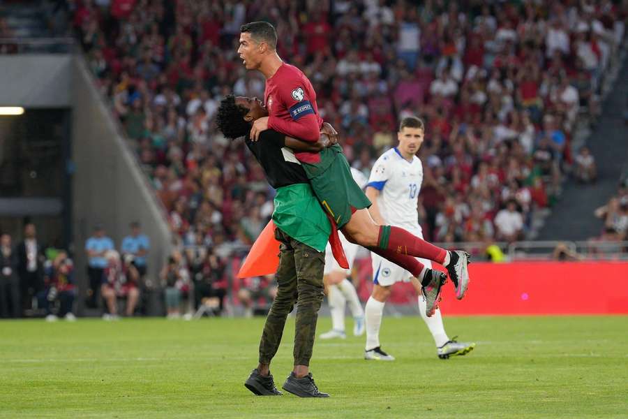 Cristiano Ronaldo luat în brațe de fanul său