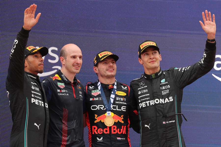 Lewis Hamilton, Max Verstappen a George Russell. Traja najlepší z VC Španielska na pódiu.
