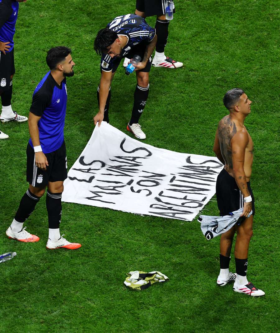 Lo striscione incriminato Lo striscione incriminato