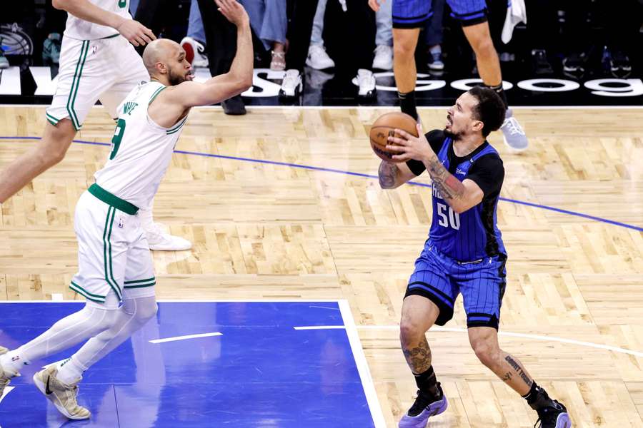 Cole Anthony (à droite) contre Derrick White (à gauche) cette nuit.