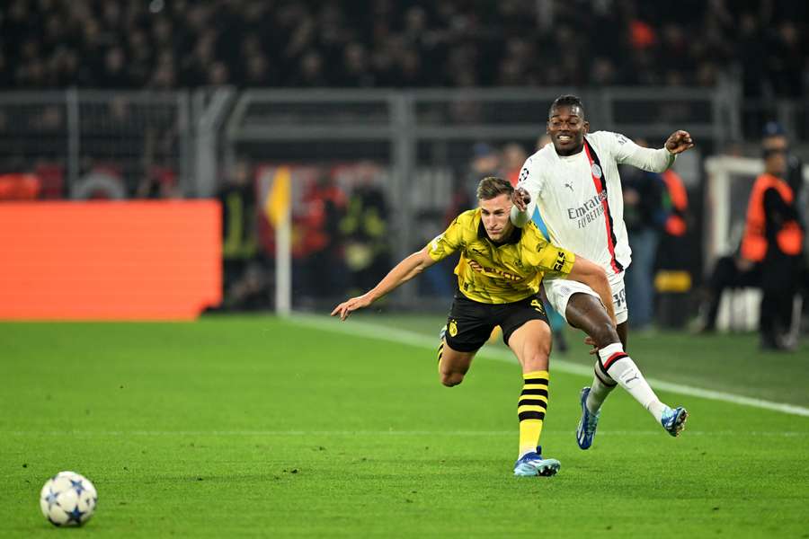 Rafael Leão em ação diante do Borussia Dortmund