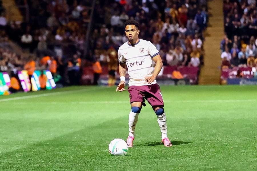 Marcus Edwards cumpre a terceira época no Burnley Marcus Edwards cumpre a terceira época no Burnley
