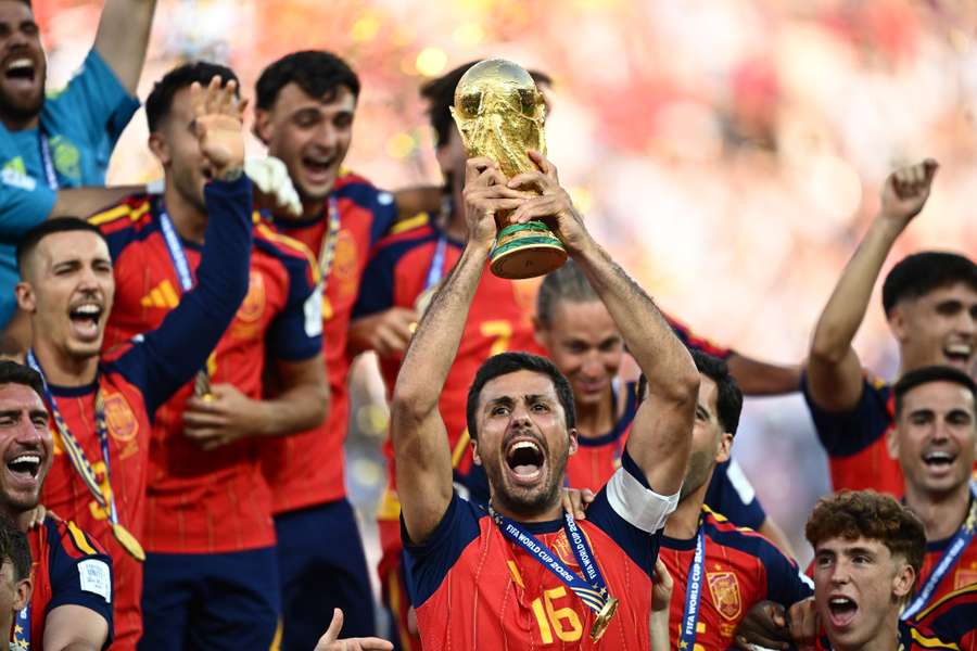 La Spagna con la coppa La Spagna con la coppa