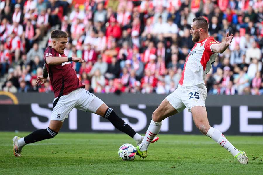 Slavii má po základní části k titulu daleko blíž než Sparta.