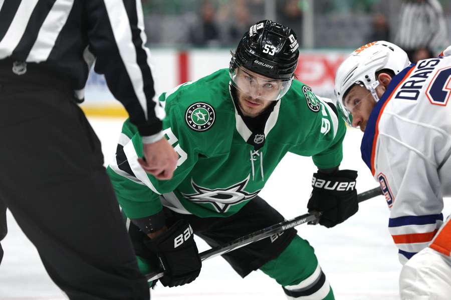Leon Draisaitl beim Face-off mit Wyatt Johnston.