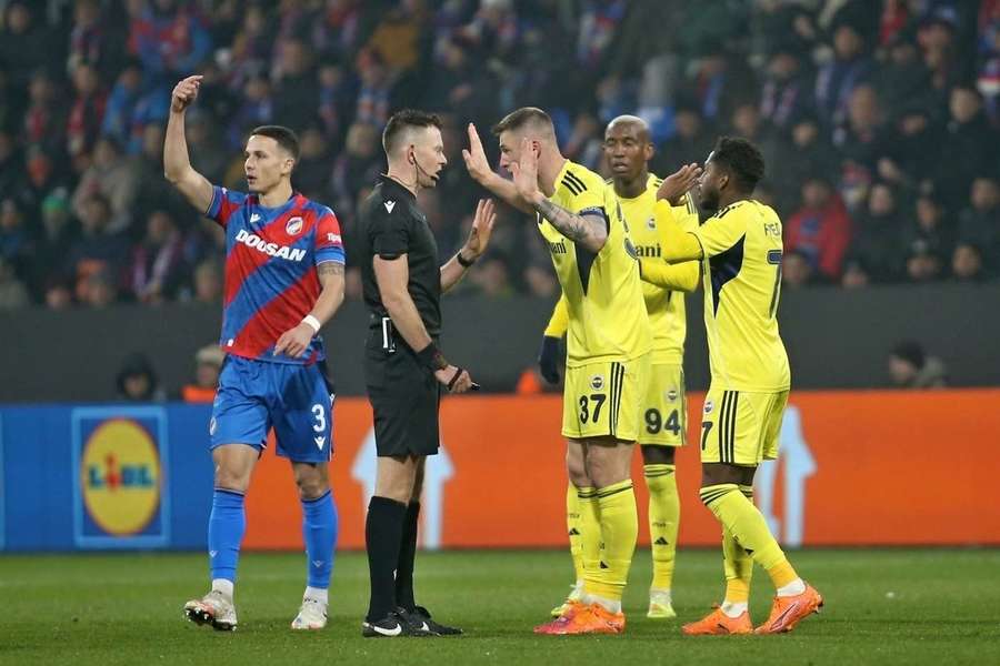 UEFA si došlápla na Plzeň. Kvůli rasismu proti Fenerbahce zaplatí Viktoria skoro půl milionu UEFA si došlápla na Plzeň. Kvůli rasismu proti Fenerbahce zaplatí Viktoria skoro půl milionu
