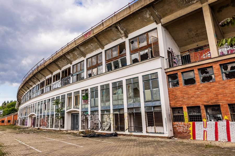 Chátrající stadion za Lužánkami.