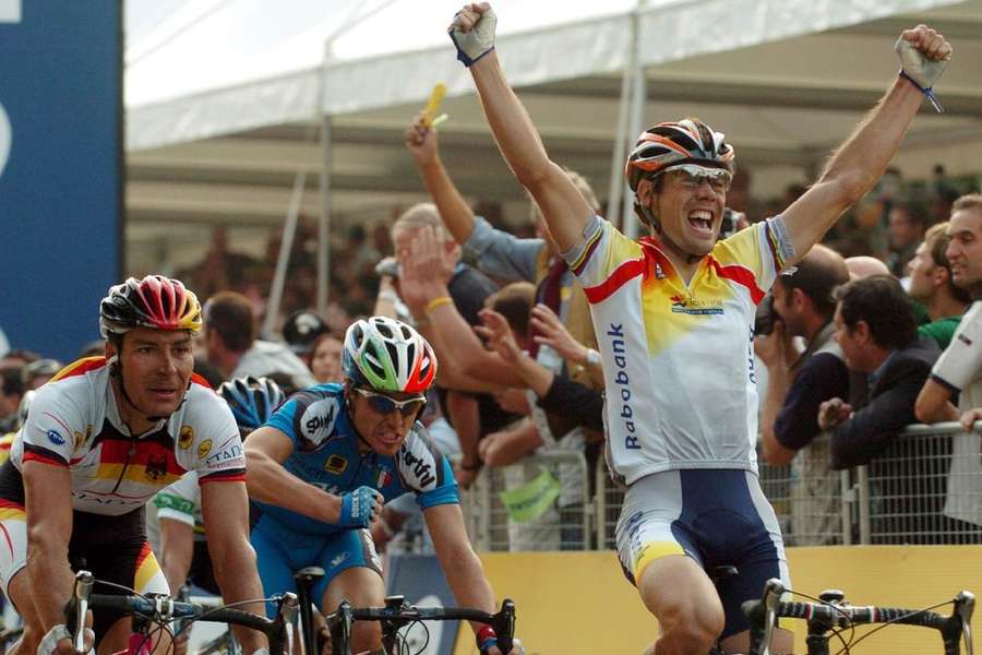 Oscar Freire remporte la Coupe du monde 2004 à Vérone devant Zabel et Paolini.