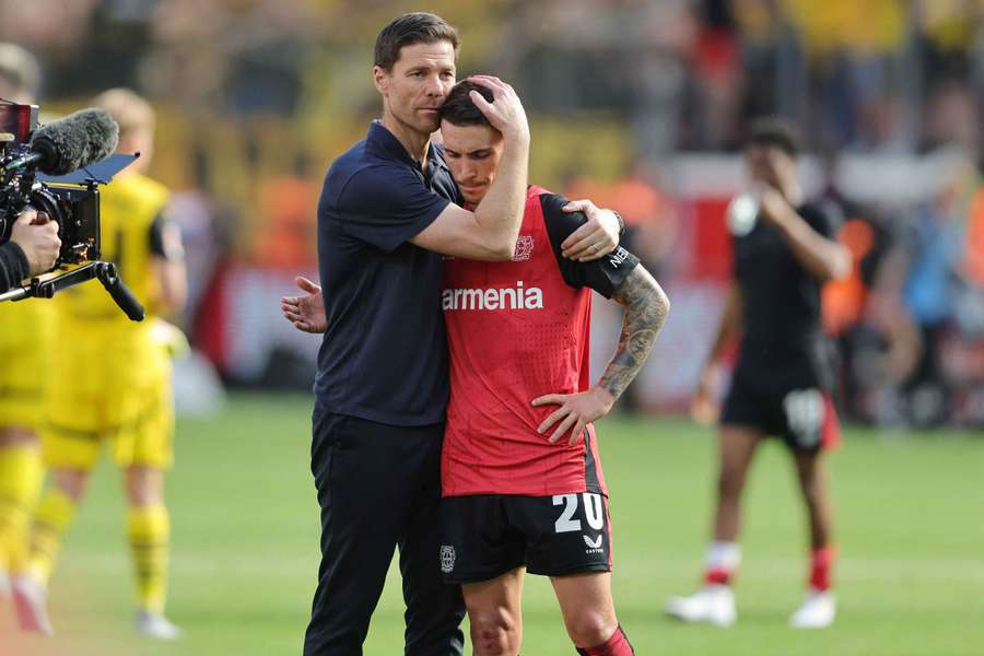 Grimaldo podría volver a reunirse con Xabi Alonso