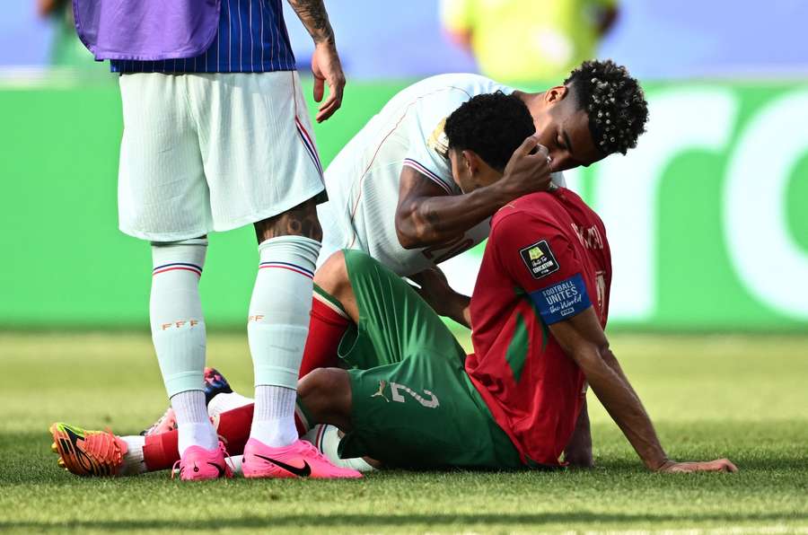 Jogadores franceses consolam marroquinos depois de eliminação no Mundial Jogadores franceses consolam marroquinos depois de eliminação no Mundial
