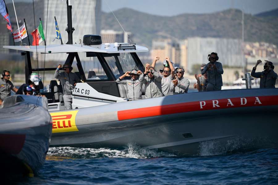 L'equipaggio di Luna Rossa esulta