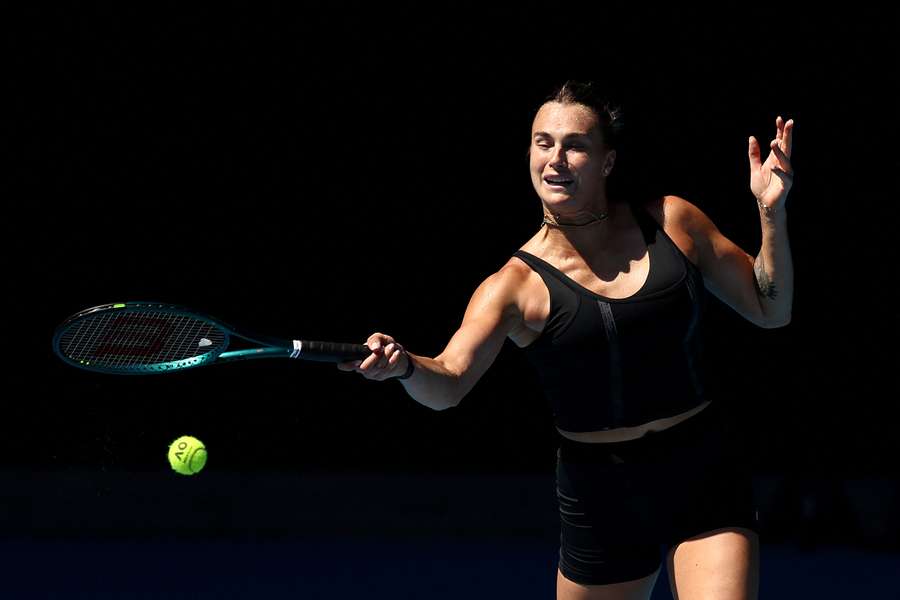 Aryna Sabalenka se ejercita antes del Abierto de Australia