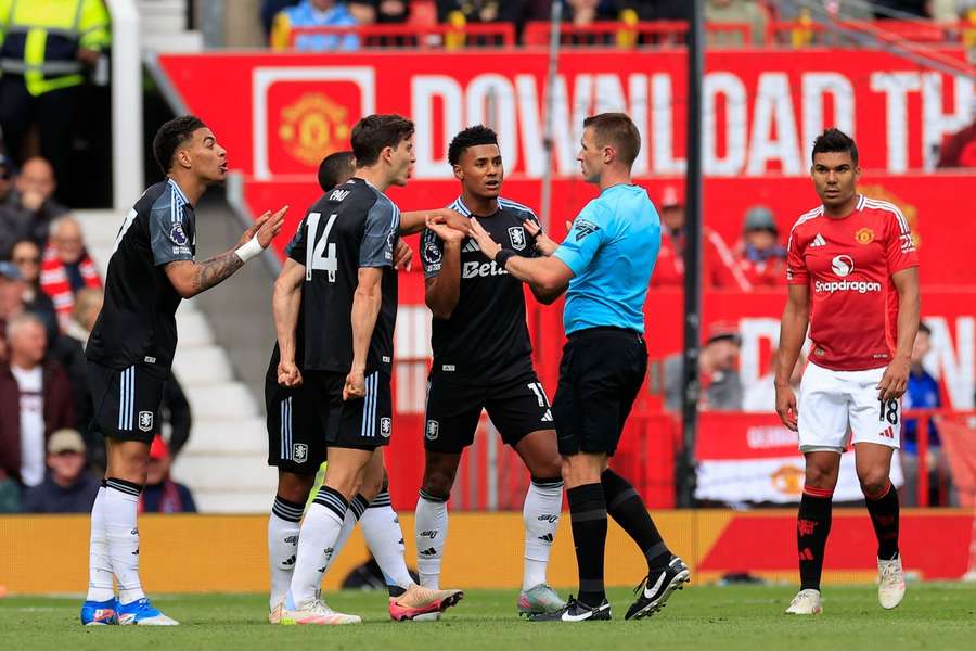 Die Spieler von Aston Villa redeten nach der Situation lautstark auf den Schiedsrichter ein