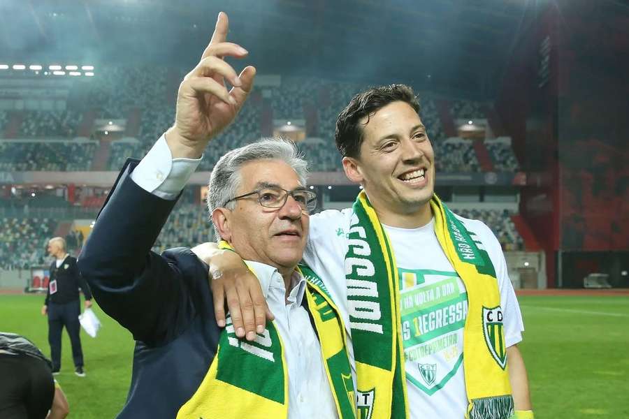 Luís Pinto ao lado do presidente do Tondela, Gilberto Coimbra