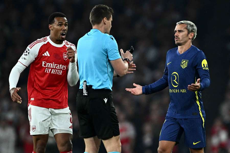 Antione Griezmann (vpravo) v debatě s rozhodčím Siebertem.